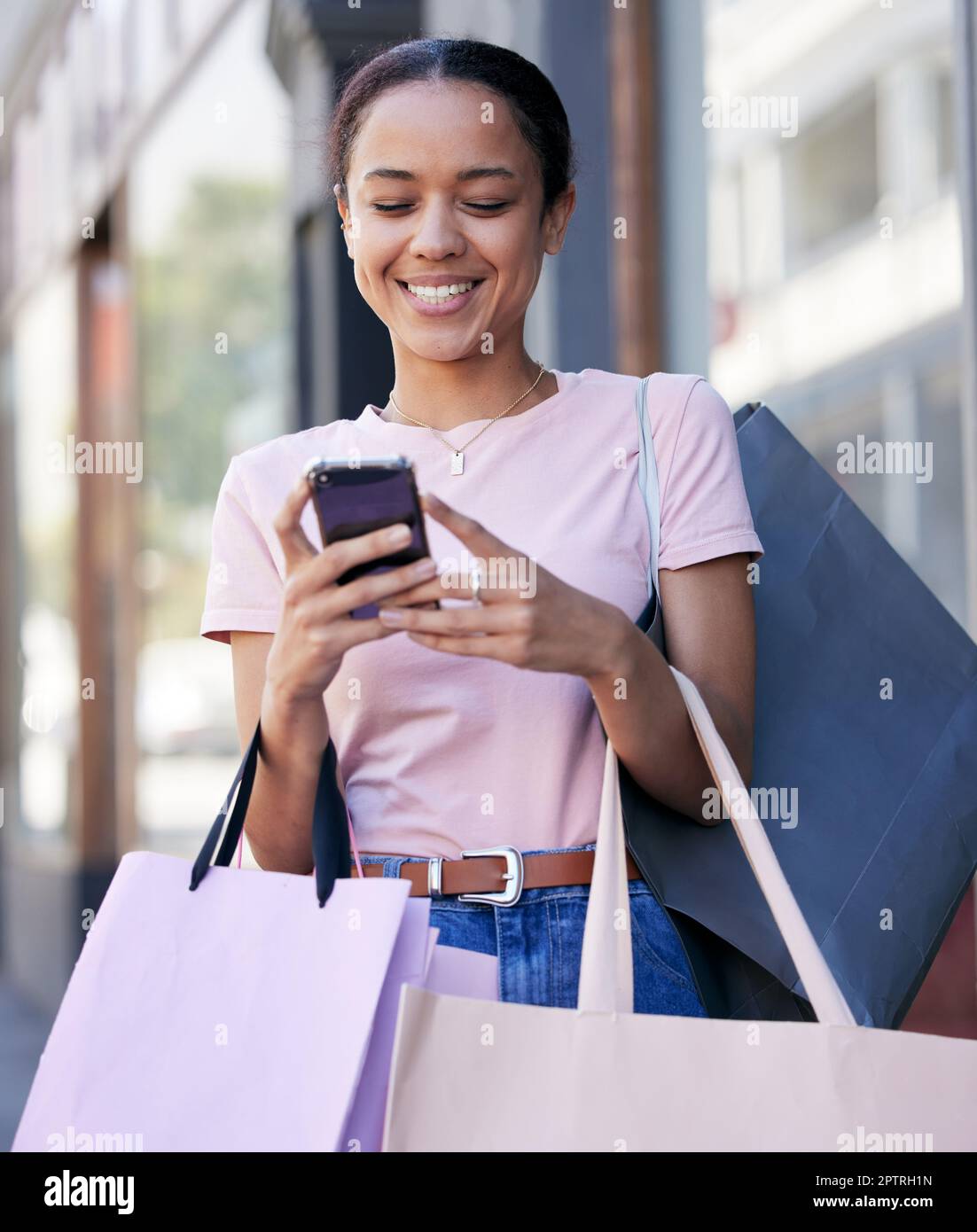 Femme telephone et shopping luxe et lecture remise vente et promotion sur Internet en plein air un magasin de detail a Paris. Bonne femme sourire et mobile Photo Stock Alamy
