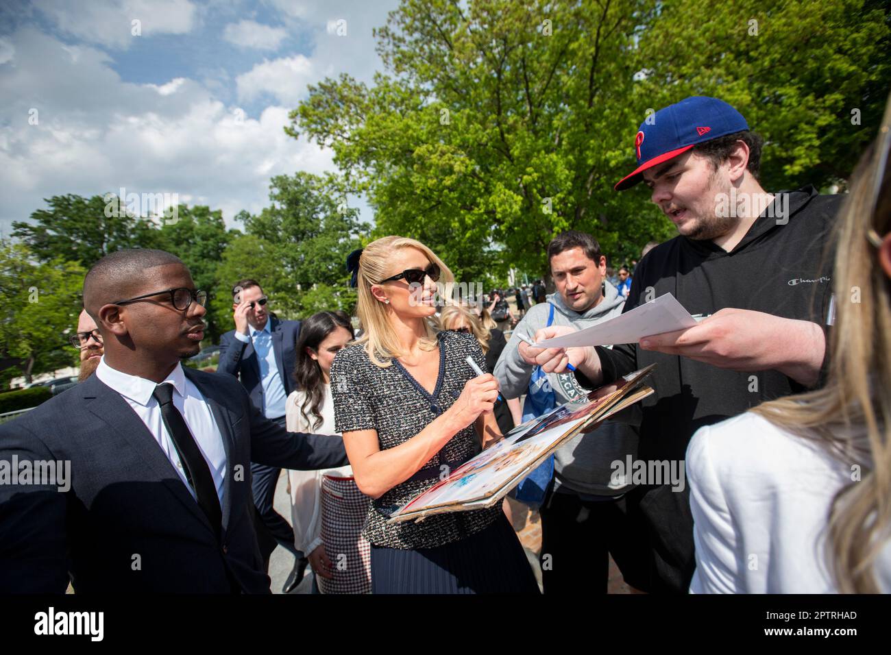 Le Hilton de Paris s'arrête pour soupir des autographes et prendre des selfies avec des fans à la suite d'une conférence de presse sur la loi Stop Institutional Child Abuse Act, au Capitole des États-Unis, à Washington, DC, jeudi, 27 avril, 2023. Crédit : Rod Lamkey/CNP/MediaPunch Banque D'Images