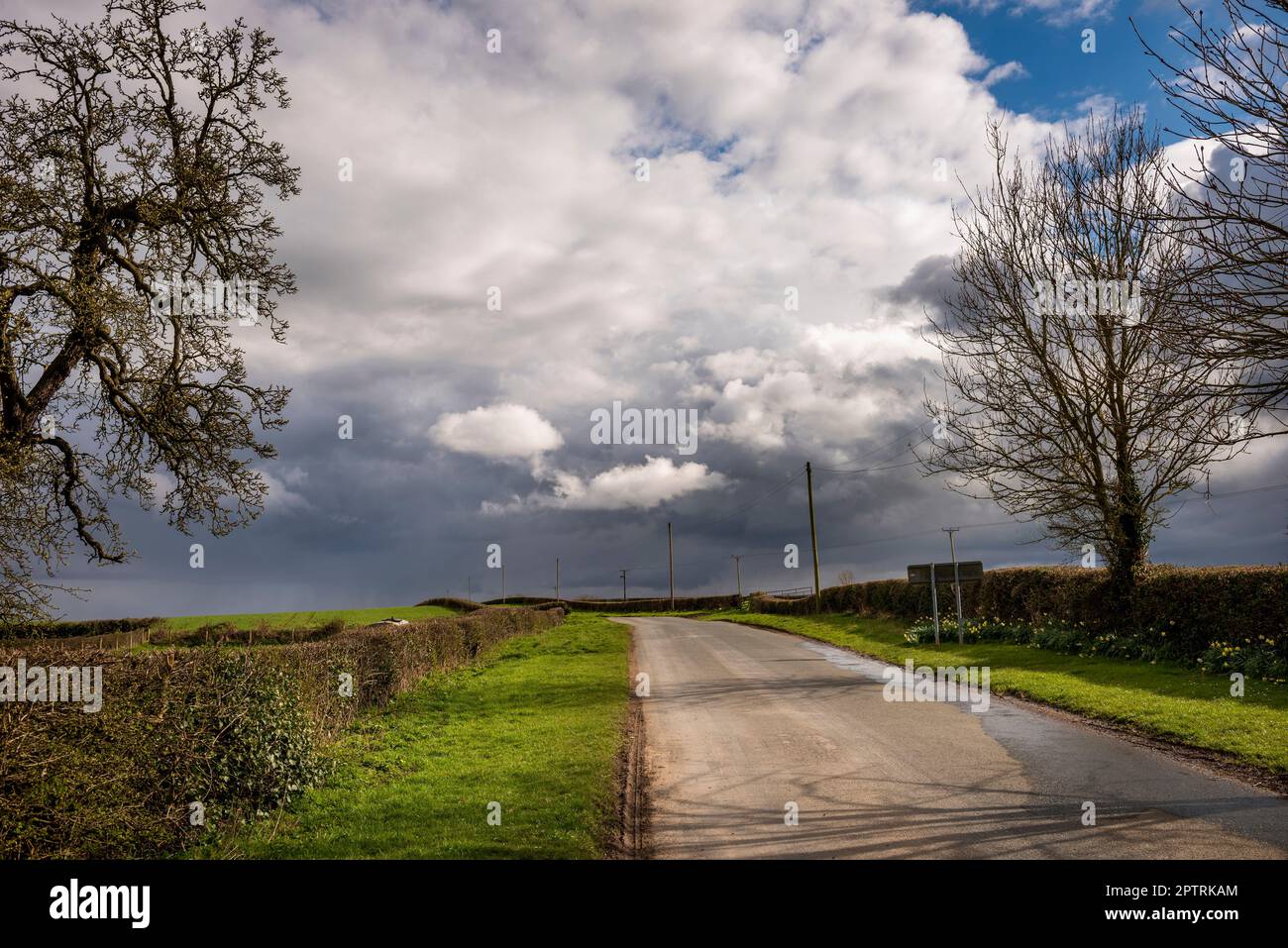 Des nuages de tempête s'amassent au loin Banque D'Images