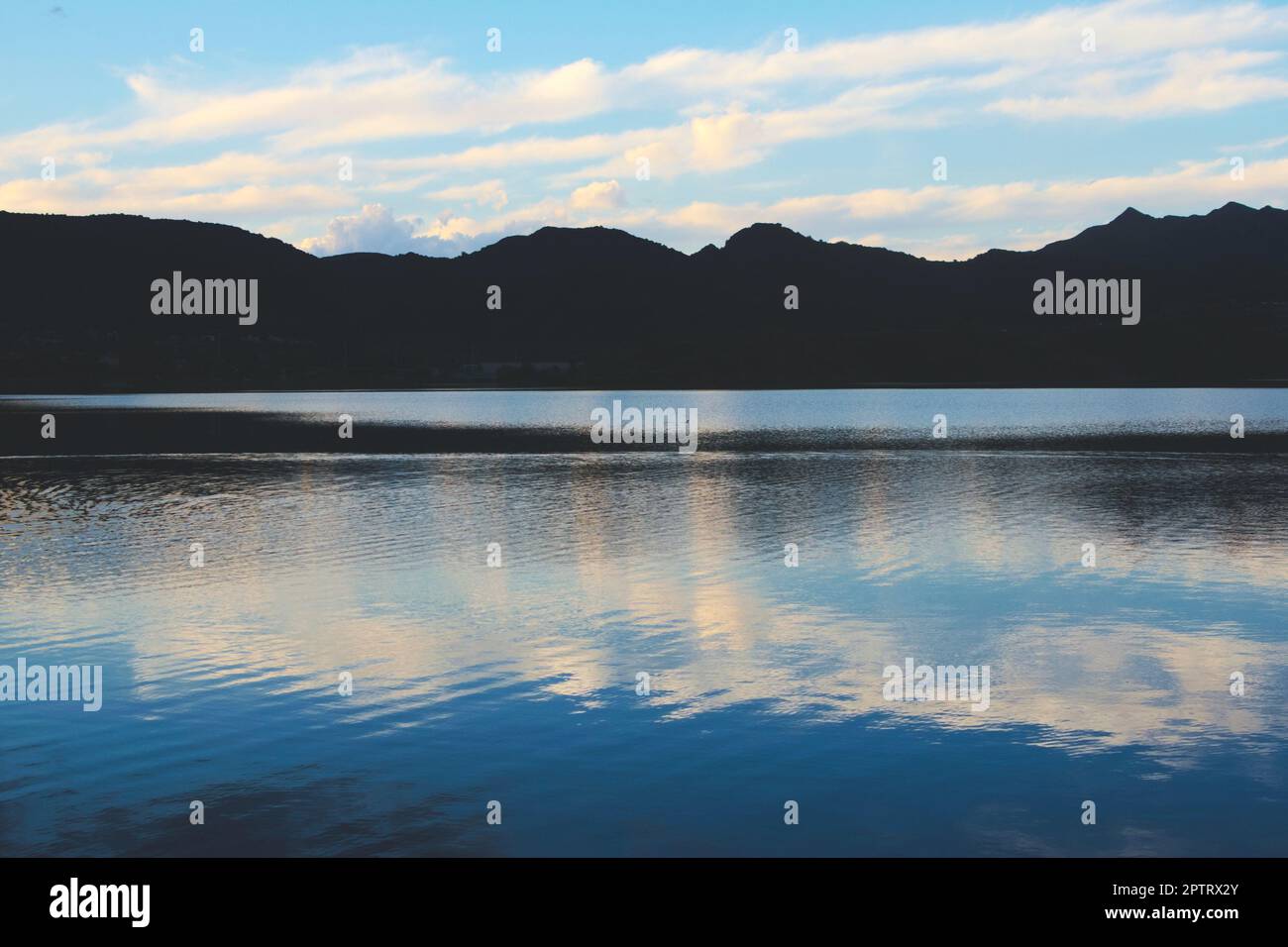 Ciel bleu crépuscule se reflète sur les eaux du lac Potrero de los Funes, à San Luis, en Argentine. Banque D'Images