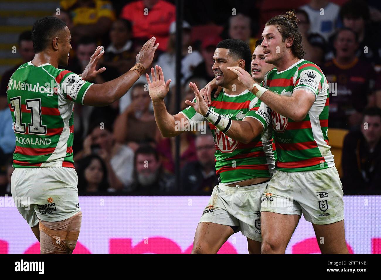Cody Walker et Campbell Graham des Rabbitohs célèbrent un essai de