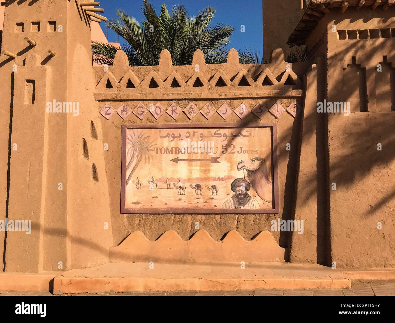 Maroc, Zagora, Maroc, Zagora, peint panneau à Zagora, Maroc montrant le chemin vers Tombouctou et le temps nécessaire pour l'atteindre à dos de chameau Banque D'Images