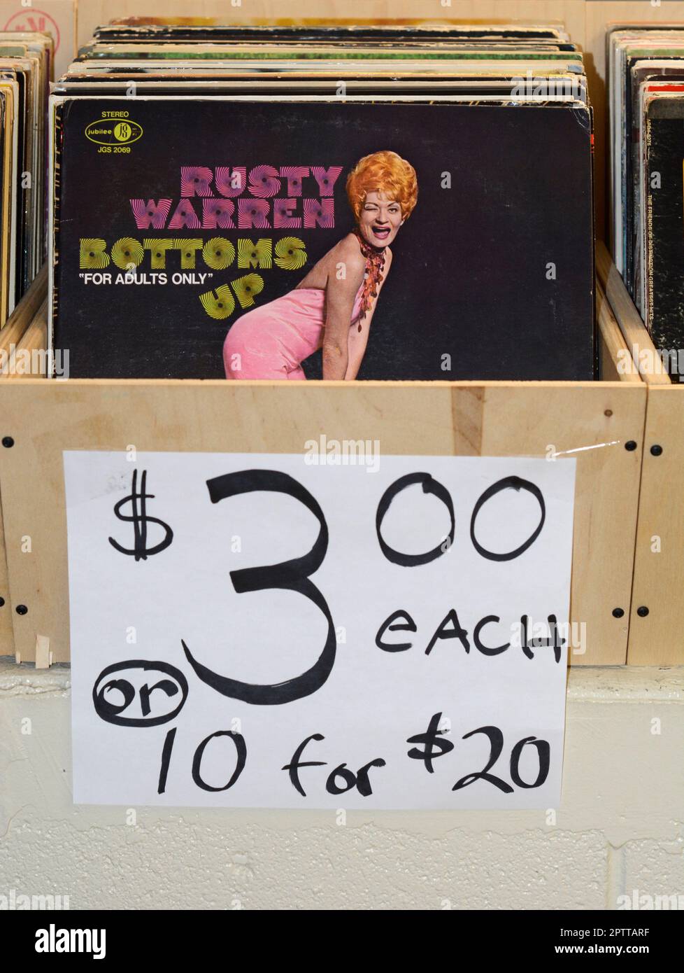 Un exemplaire de l'album de 1969, 'Rusty Warren Bas Up' à vendre dans un magasin d'antiquités à Abingdon, Virginie. Banque D'Images