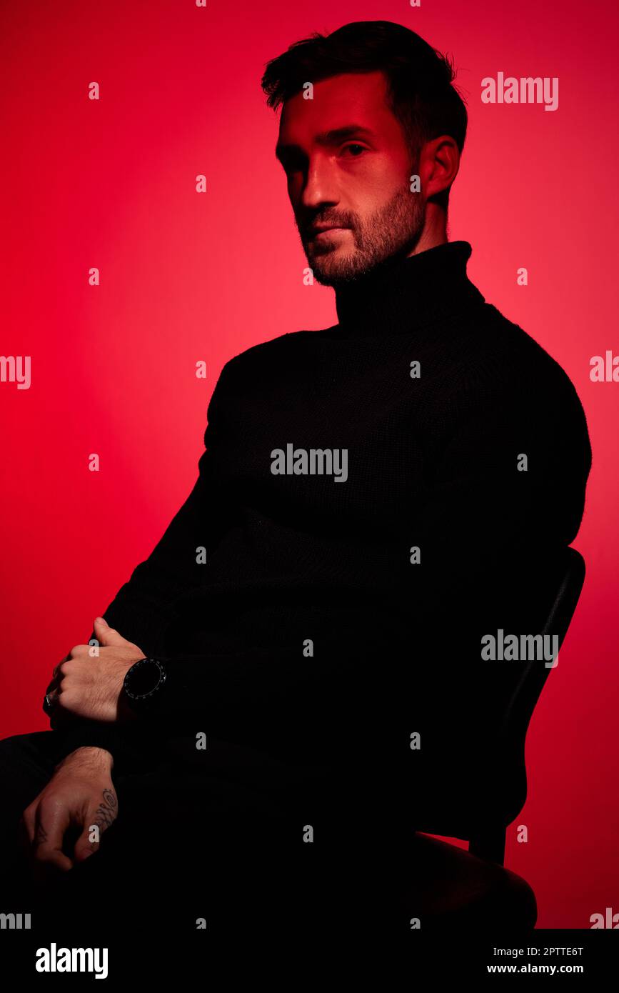 Lumiere rouge modele de mode et homme avec des vetements de createur beaute et style de vie de marque. Portrait d un vetement moderne creatif et branche avec la personne Photo Stock