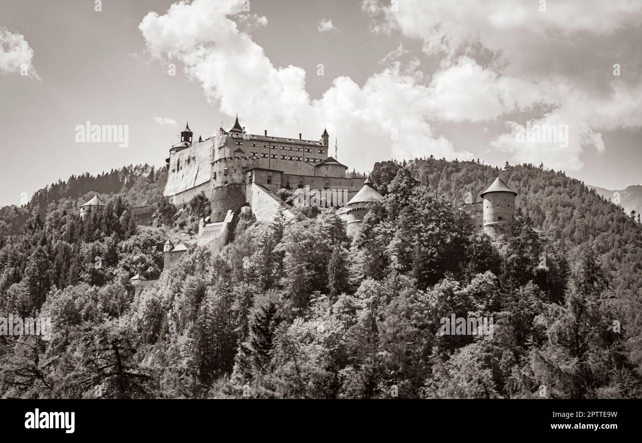 Vieux noir et blanc ancienne photo du château Hohenwerfen forteresse du château sur la montagne avec panorama alpin à Werfen Pongau Salzbourg Autriche. Banque D'Images