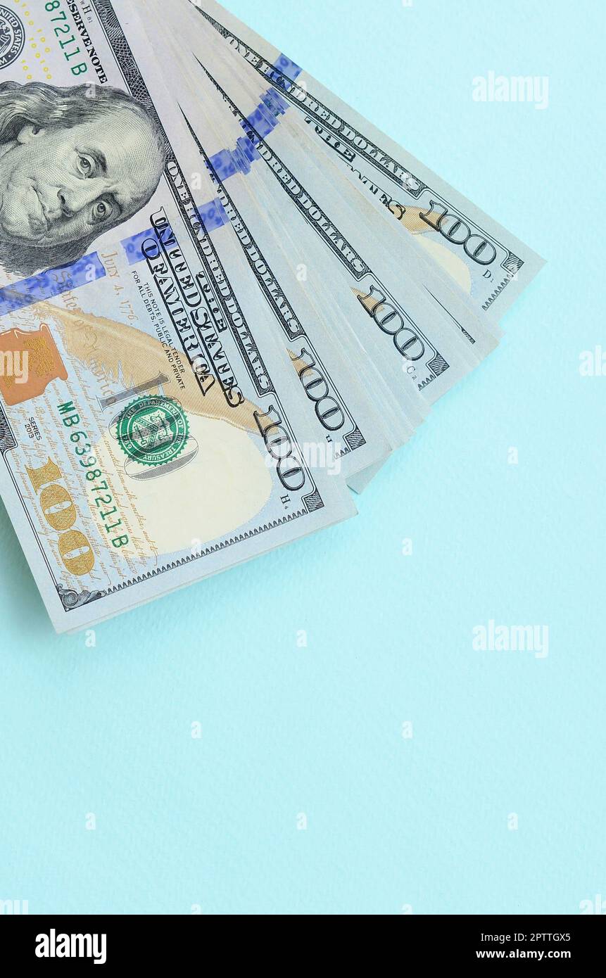 US dollar bills d'un nouveau design avec une bande bleue au milieu est se trouve sur un fond bleu clair. Banque D'Images