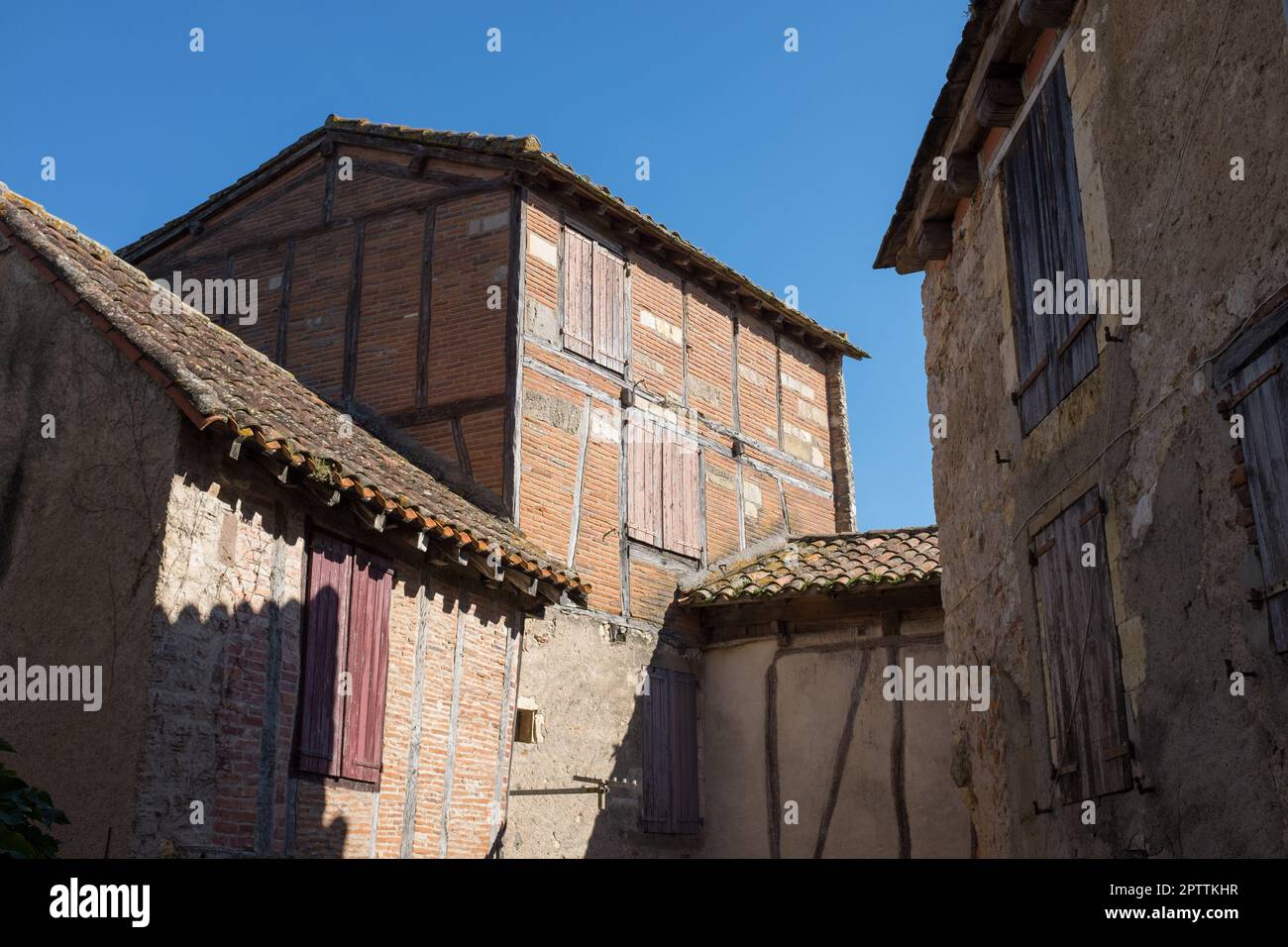 Bâtiments dans le village médiéval de cordes sur ciel, au sommet d'une colline, dans la région du Tarn en Occitaine. Banque D'Images