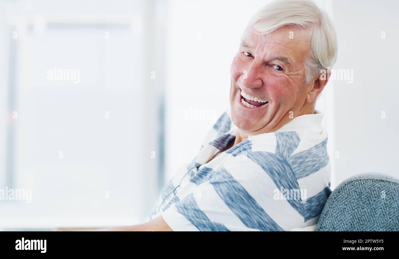 Où mieux être à la retraite qu'à la maison. un homme âgé se relaxant sur le canapé à la maison. Banque D'Images