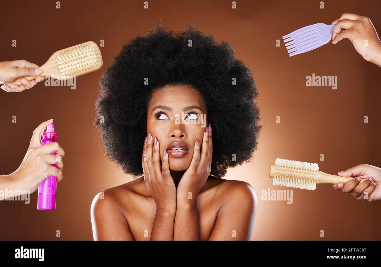 Soin des cheveux, laque et brosse avec une femme noire modèle en studio  avec un choix de soins pour les cheveux afro dans les mains. Beauté,  cosmétiques et coulisses avec un Photo Stock - Alamy