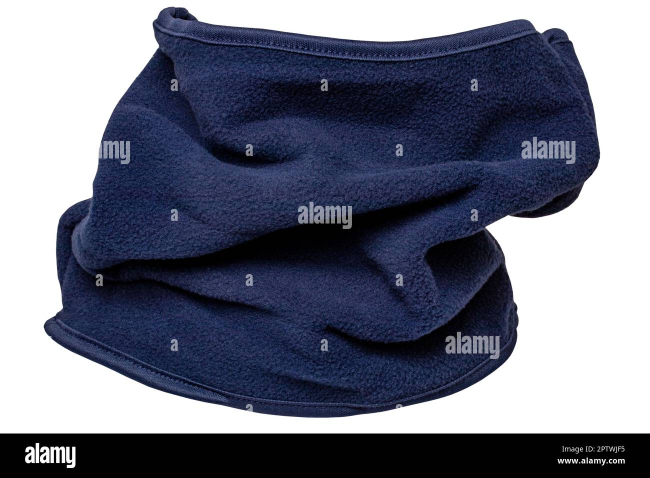 Gros plan d'un gilet matelassé bleu pour hommes écharpe ou manche de ski d'hiver isolé sur fond blanc. Masque. Foulard pour femme ou masque polaire. Mac Banque D'Images