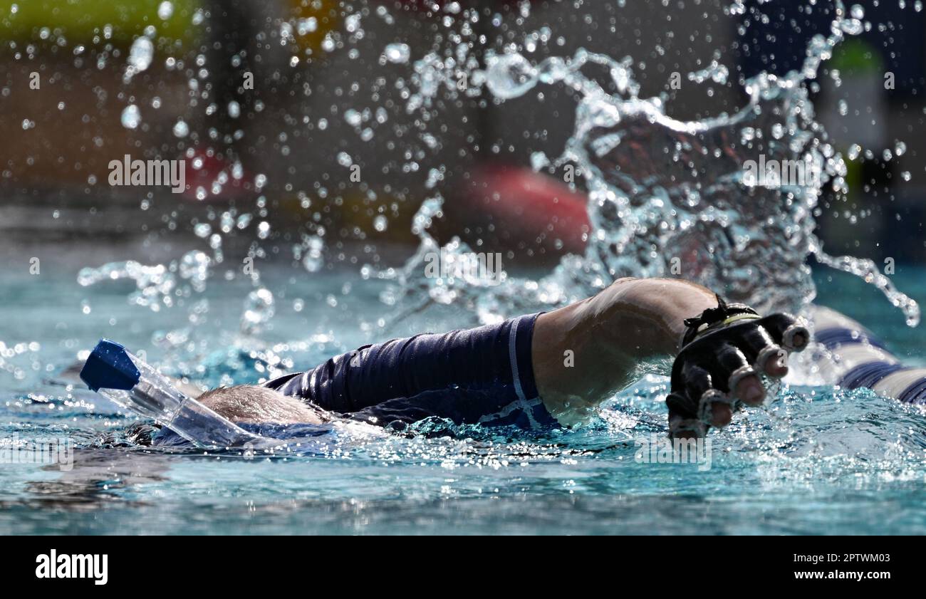 28 avril 2023, Hesse, Francfort-sur-le-main : un nageur pionne dans la piscine extérieure de Francfort-Hausen. La piscine chauffée est la première piscine en plein air de Hesse à être ouverte aux nageurs de tous âges. Dans de nombreux endroits, la nouvelle saison commence sur 1 mai. Photo: Arne Dedert/dpa Banque D'Images