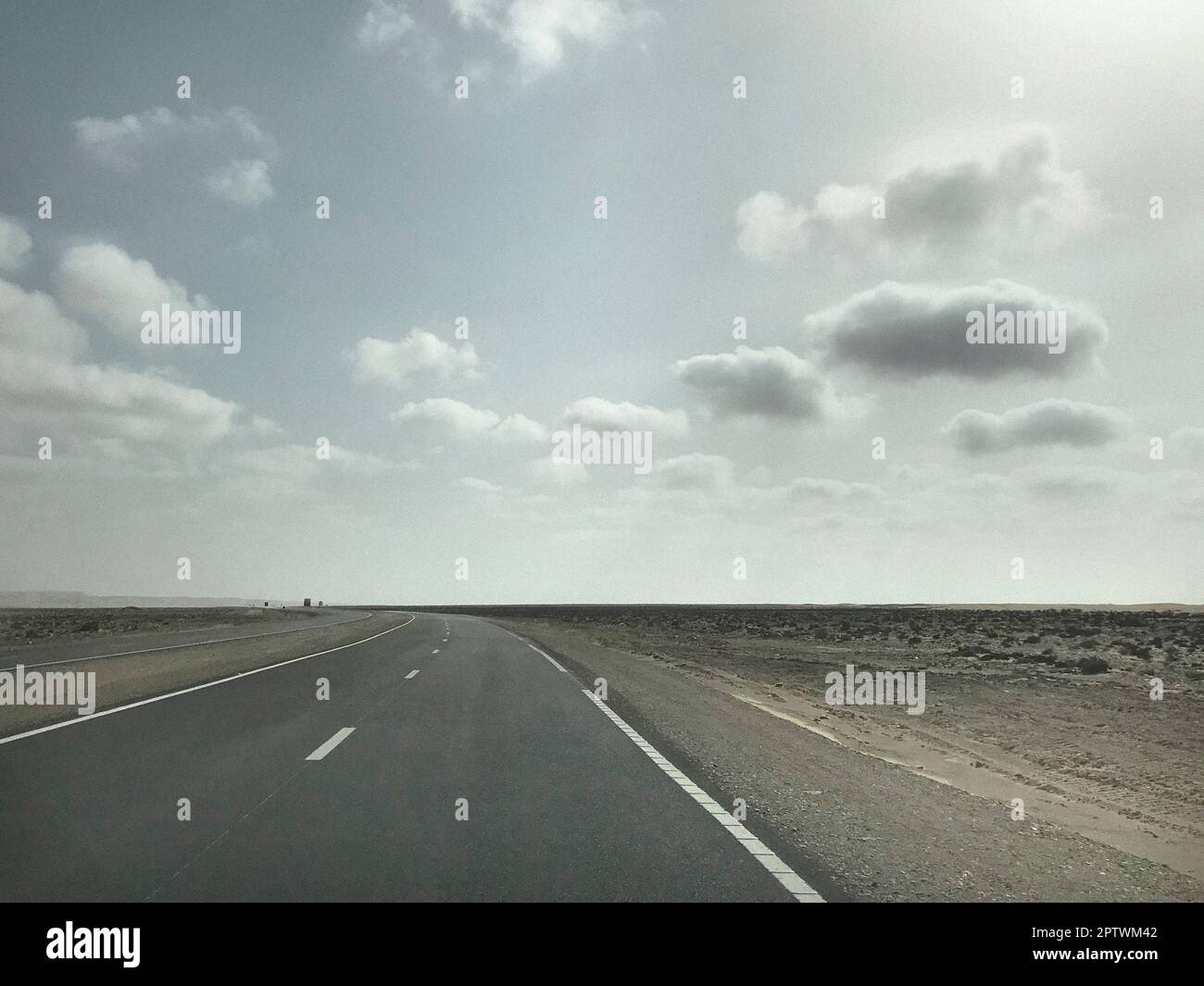 Maroc, environs de Laayoune, autoroute Banque D'Images