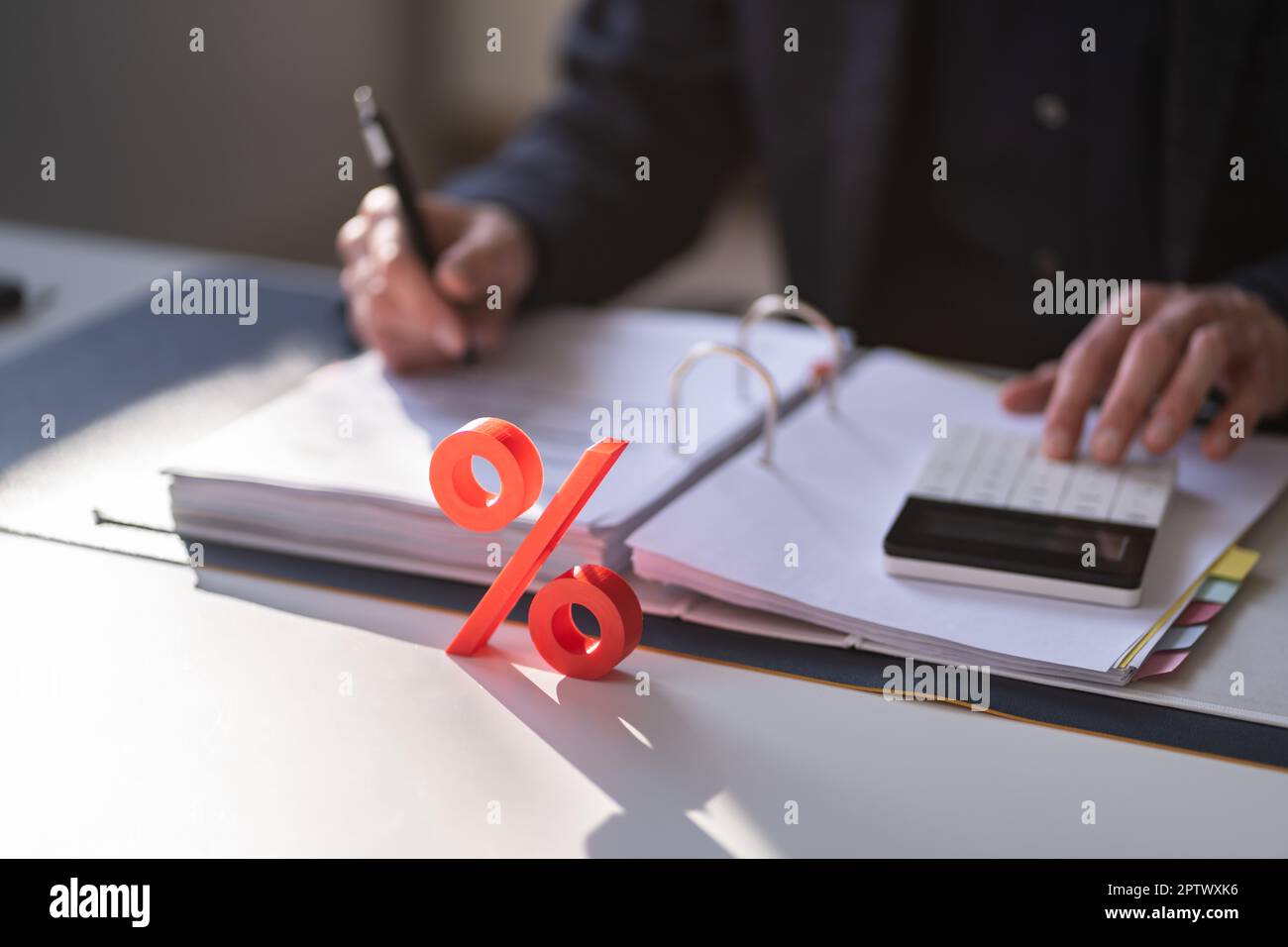 Pourcentage de l'impôt sur les sociétés et du taux d'intérêt. Calcul du pourcentage Banque D'Images