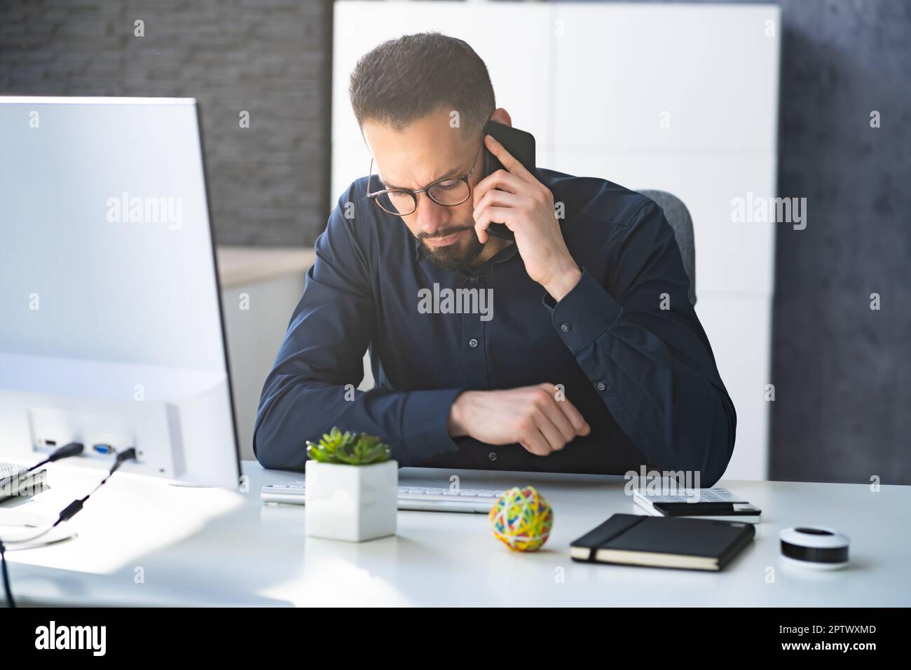 Homme parlant sur un téléphone portable ou un smartphone Banque D'Images