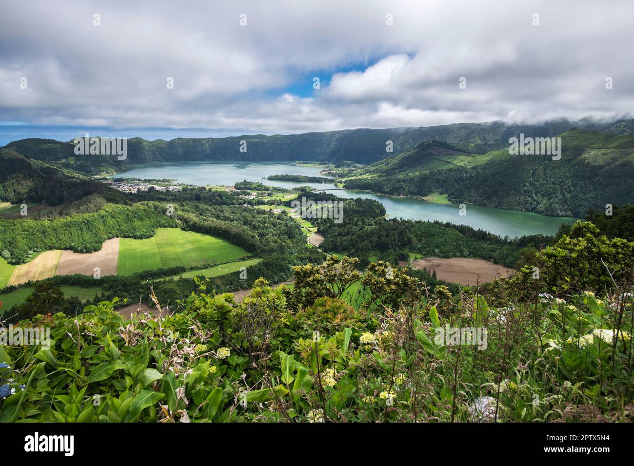 À l'intérieur de l'île de Sao Miguel, les lacs volcaniques Lagoa Azul, Lagoa Verde et le village de Sete Cidades se trouvent dans un vaste Caldeira, Açores Banque D'Images