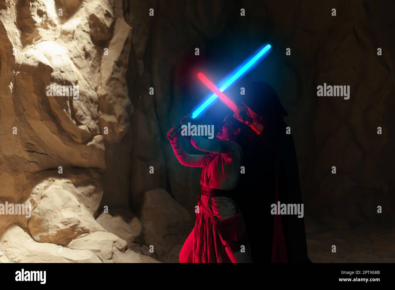 Kiev, Ukraine - 14 avril 2023: Les cojoueurs dépeignent le combat du sabre laser entre les personnages ennemis Rey Skywalker et Kylo Ren de l'univers Star Wars Banque D'Images