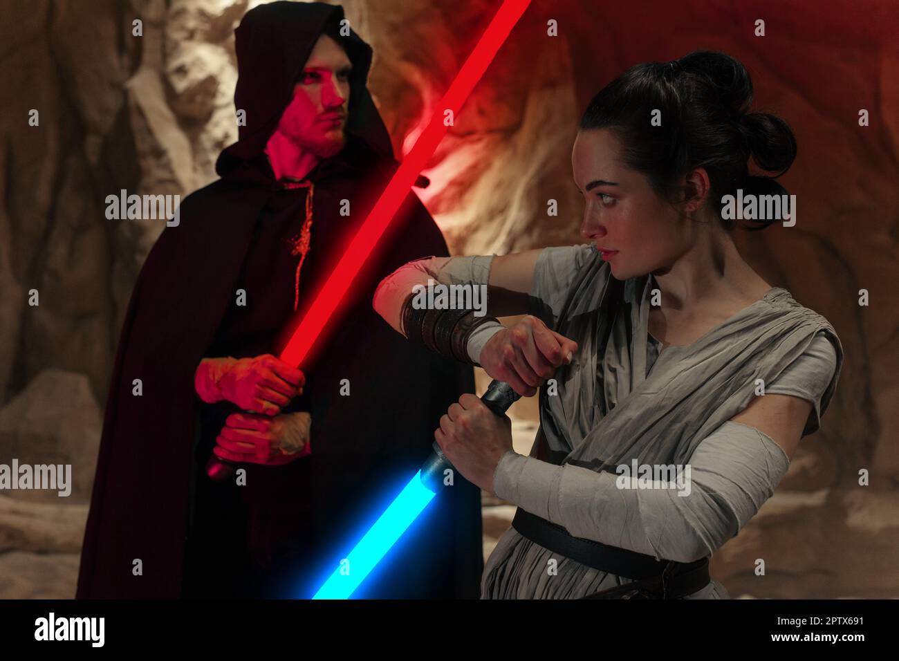 Kiev, Ukraine - 14 avril 2023: Les cojoueurs dépeignent le combat du sabre laser entre les personnages ennemis Rey Skywalker et Kylo Ren de l'univers Star Wars Banque D'Images