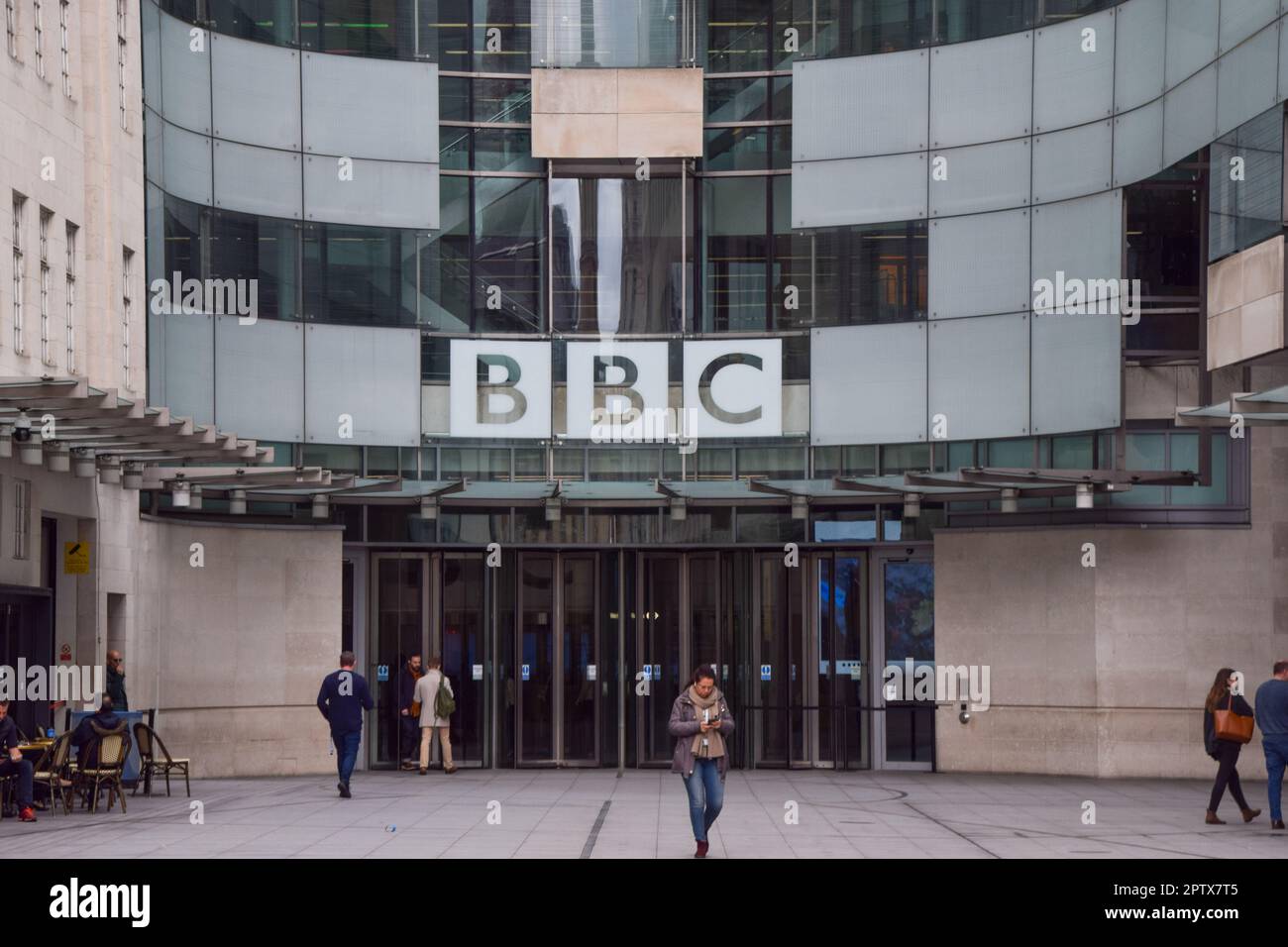 Londres, Royaume-Uni. 28th avril 2023. Vue extérieure de Broadcasting House, le siège de la BBC dans le centre de Londres, alors que le président de la BBC Richard Sharp démissionne après qu'il ait émergé qu'il n'a pas déclaré son rôle dans un prêt de £800 000 à l'ancien Premier ministre Boris Johnson. Credit: Vuk Valcic/Alamy Live News Banque D'Images