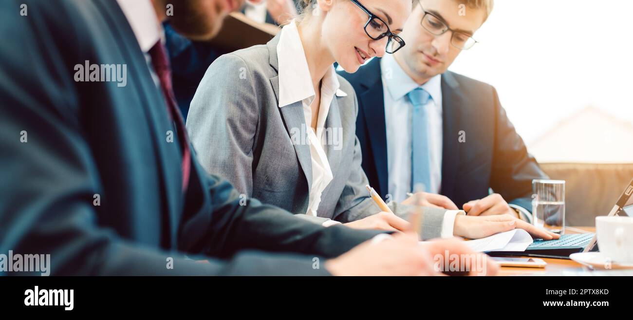 Les professionnels travaillant en réunion d'équipe collaborent dans un environnement de bureau Banque D'Images