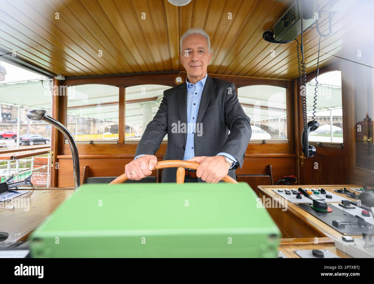 Dresde, Allemagne. 28th avril 2023. Stanislaw Tillich (CDU), ancien Premier ministre de Saxe, se tient au volant du bateau à aubes historique 'Dresden' lors d'un événement de presse organisé par l'association 'Weiße Flotte Dresden' pour nommer un Conseil des gardiens. À l'avenir, le Conseil des gardiens doit conseiller et soutenir Kulturerbe Dampfschiffe Dresden GmbH, une filiale qui s'occupe des neuf bateaux à vapeur d'Elbe construits entre 1879 et 1929, dans la préservation des navires à vapeur. Tillich est membre honoraire du Conseil des gardiens. Crédit : Robert Michael/dpa/Alay Live News Banque D'Images