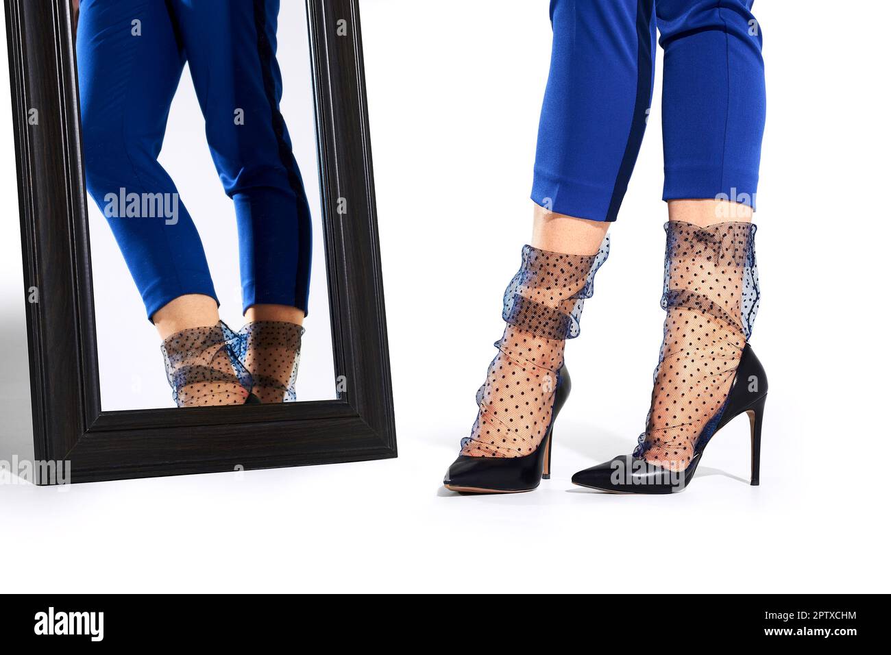 Photo courte des chaussettes en tulle pour femmes avec des jambes et des  chaussures noires devant le miroir Photo Stock - Alamy