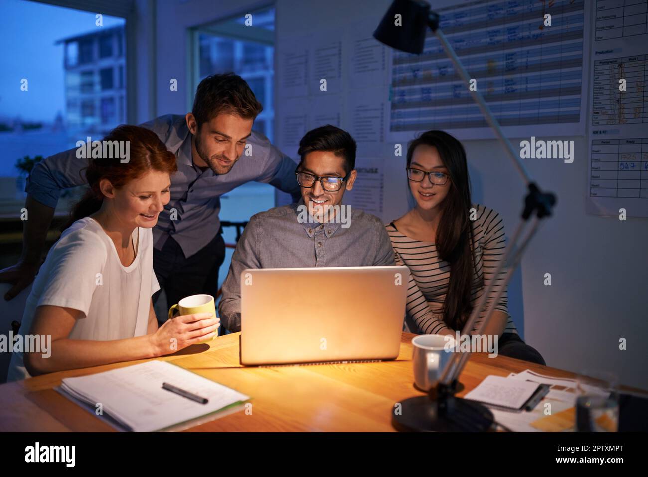 Passionnés par leur carrière. collègues travaillant dans la soirée au bureau Banque D'Images