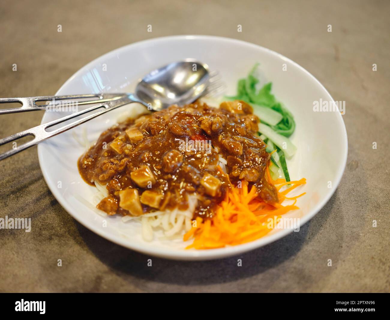 Un aliment coréen, Jajangmyeon ou nouilles avec sauce aux haricots noirs fermentés Banque D'Images