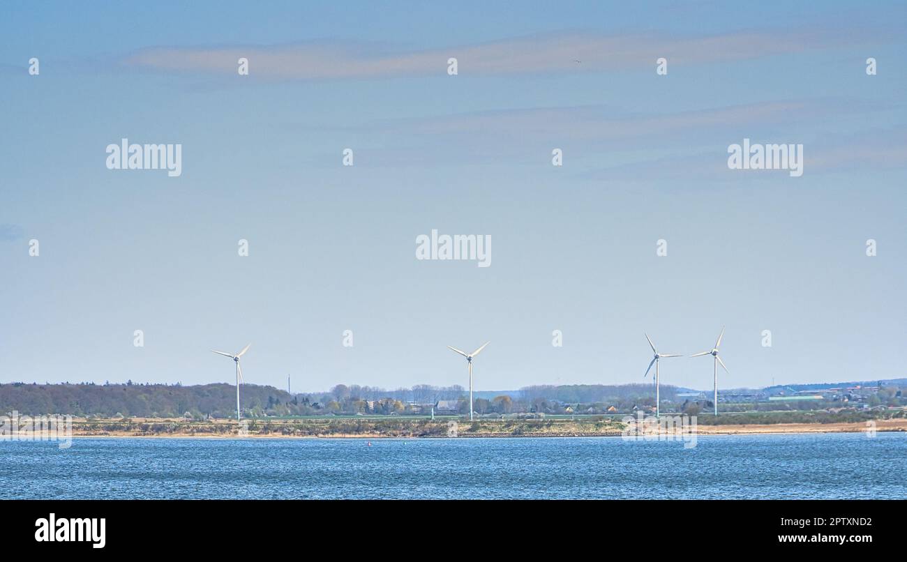 éolienne offshore, énergie verte de l'avenir. Alimentation renouvelable. Approvisionnement en énergie de la mer. Dans la lutte contre le changement climatique. Él. Vert Banque D'Images