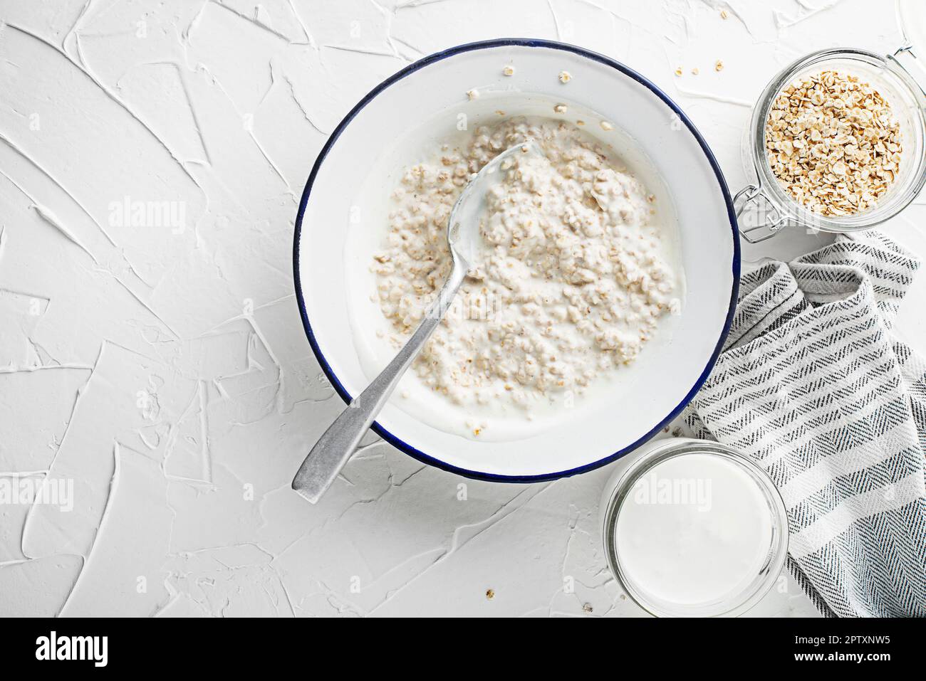 Plaque à flocons d'avoine. Une assiette de flocons d'avoine servie avec du lait frais. Alimentation saine, alimentation. Vue de dessus. Banque D'Images