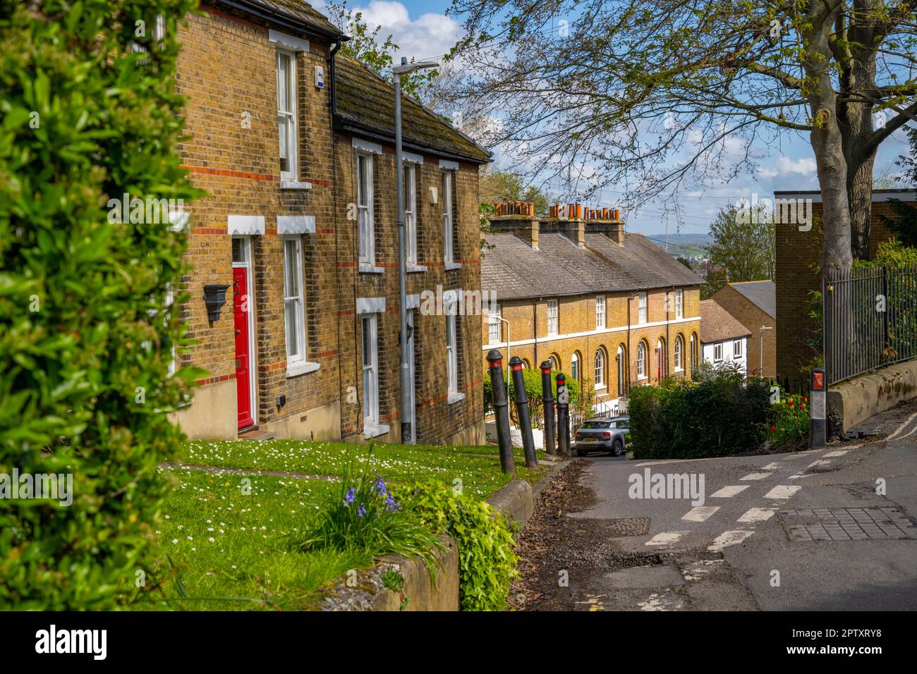 Maisons mitoyennes dans la zone protégée de Windmill Hill à Gravesend Kent, le matin ensoleillé du printemps Banque D'Images