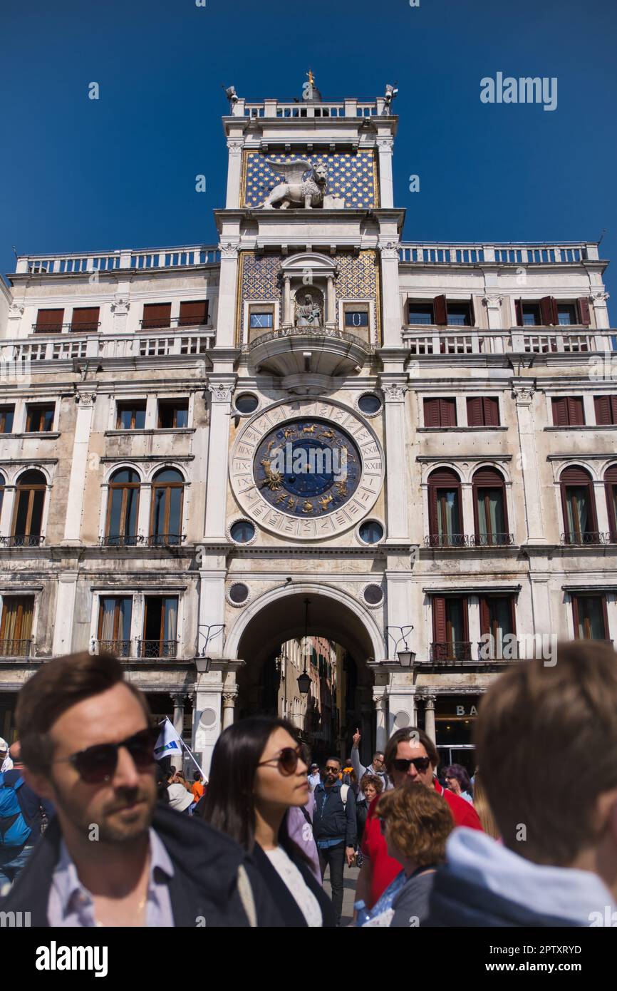 Vue sur la tour historique de l'horloge de la place saint-Marc à Venise Banque D'Images