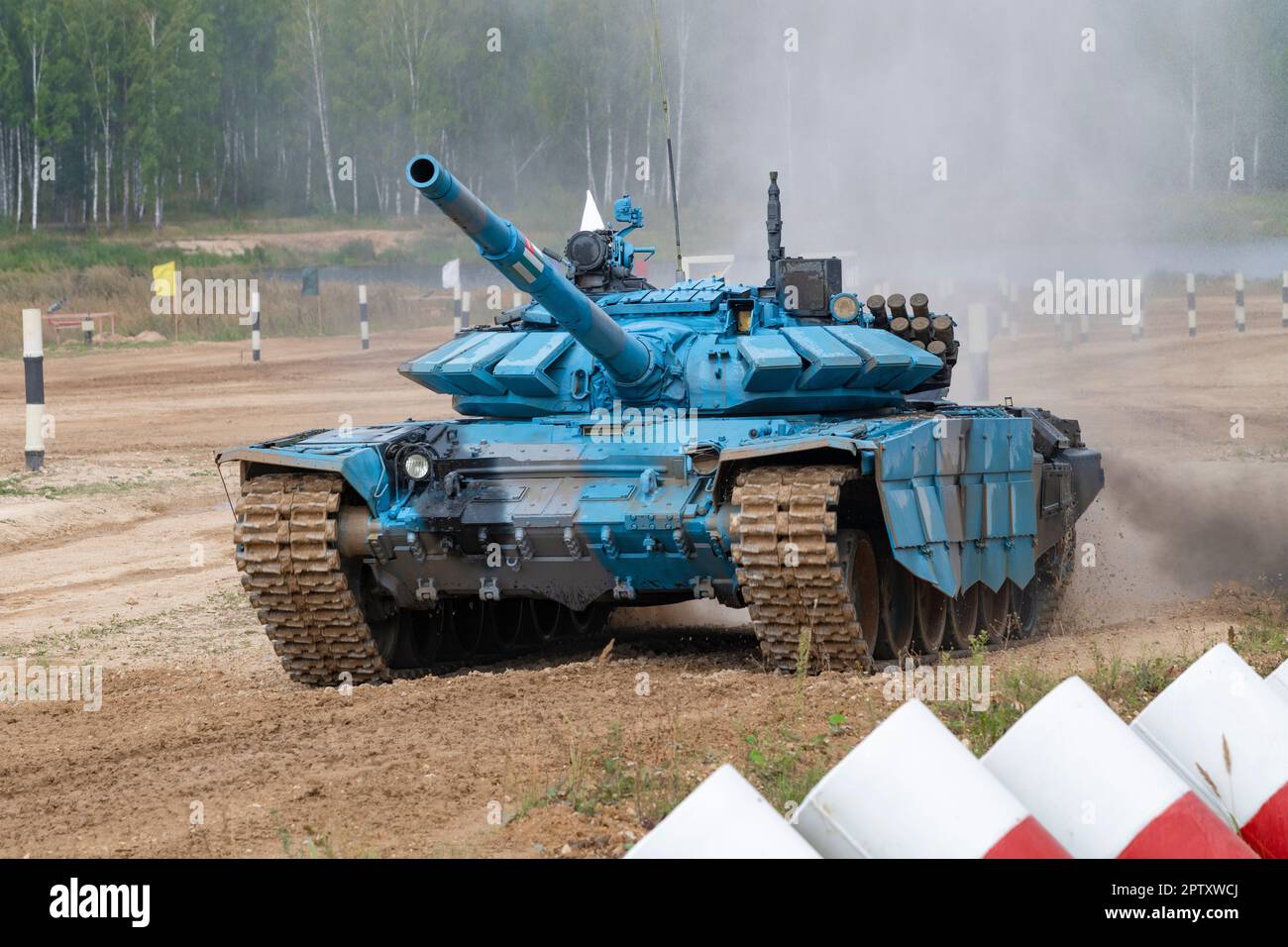 RÉGION DE MOSCOU, RUSSIE - 19 AOÛT 2022 : réservoir T-72B3 de couleur bleue sur la piste de biathlon Banque D'Images