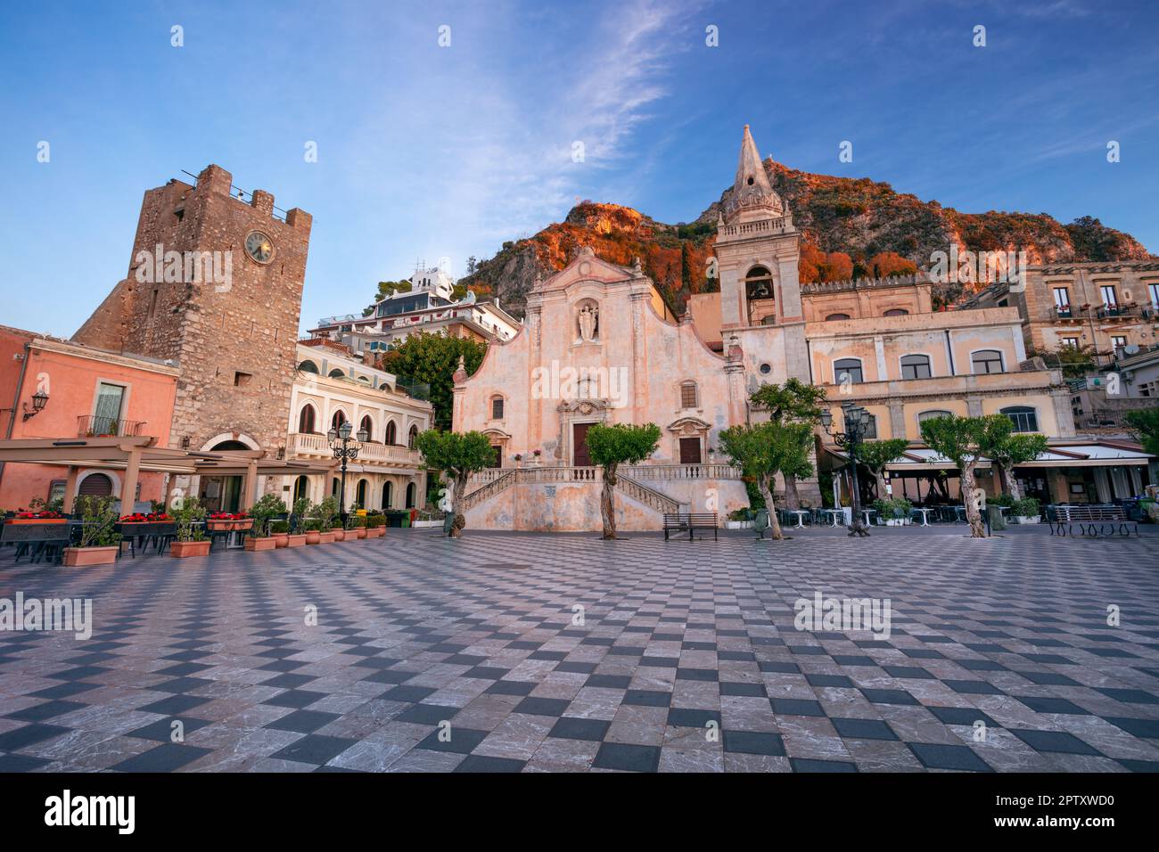 Taormina, Sicile, Italie. Image du paysage urbain de la ville pittoresque de Taormine, Sicile avec la place principale Piazza IX Aprile et l'église San Giuseppe au lever du soleil. Banque D'Images