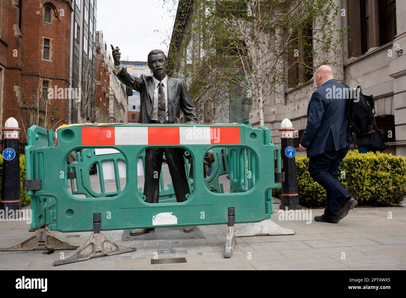 La sculpture de J. Seward Johnson Jr, intitulée « taxi » (1993), sur John Carpenter Street, est entourée de barrières de construction protectrices à l'extérieur du bâtiment Unilever à Blackfriars, dans la ville de Londres, le quartier financier de la capitale, le 27th avril 2023, à Londres, en Angleterre. « Taxi » montre un employé de la ville avec une main, en portant un taxi. Il s'agit de l'une des 6 émissions réalisées par l'artiste américain et héritier de Johnson & Johnson. Banque D'Images