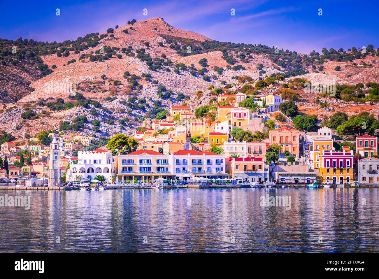 Rhodes, Grèce. Symi est une île grecque pittoresque de la mer Égée connue pour son architecture néoclassique colorée, ses eaux cristallines et sa détente Banque D'Images