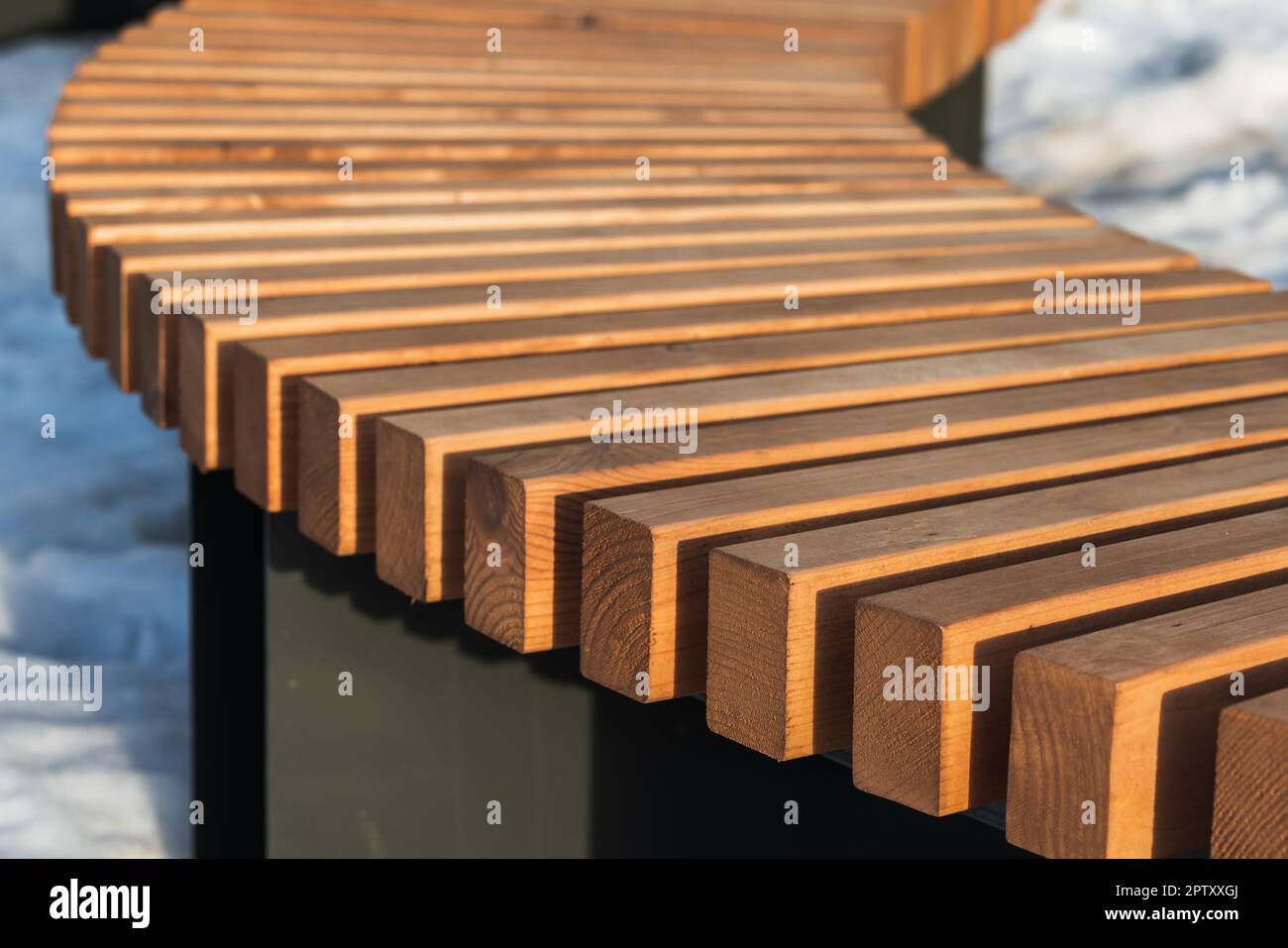 Construction de banc en bois courbé. Résumé architecture photo de fond Banque D'Images