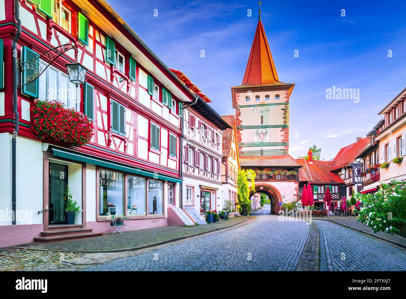 Gengenbach, Allemagne. Charmante ville dans la Forêt Noire avec tour Obertorturm et maison colorée à pans de bois décorée de fleurs. Banque D'Images