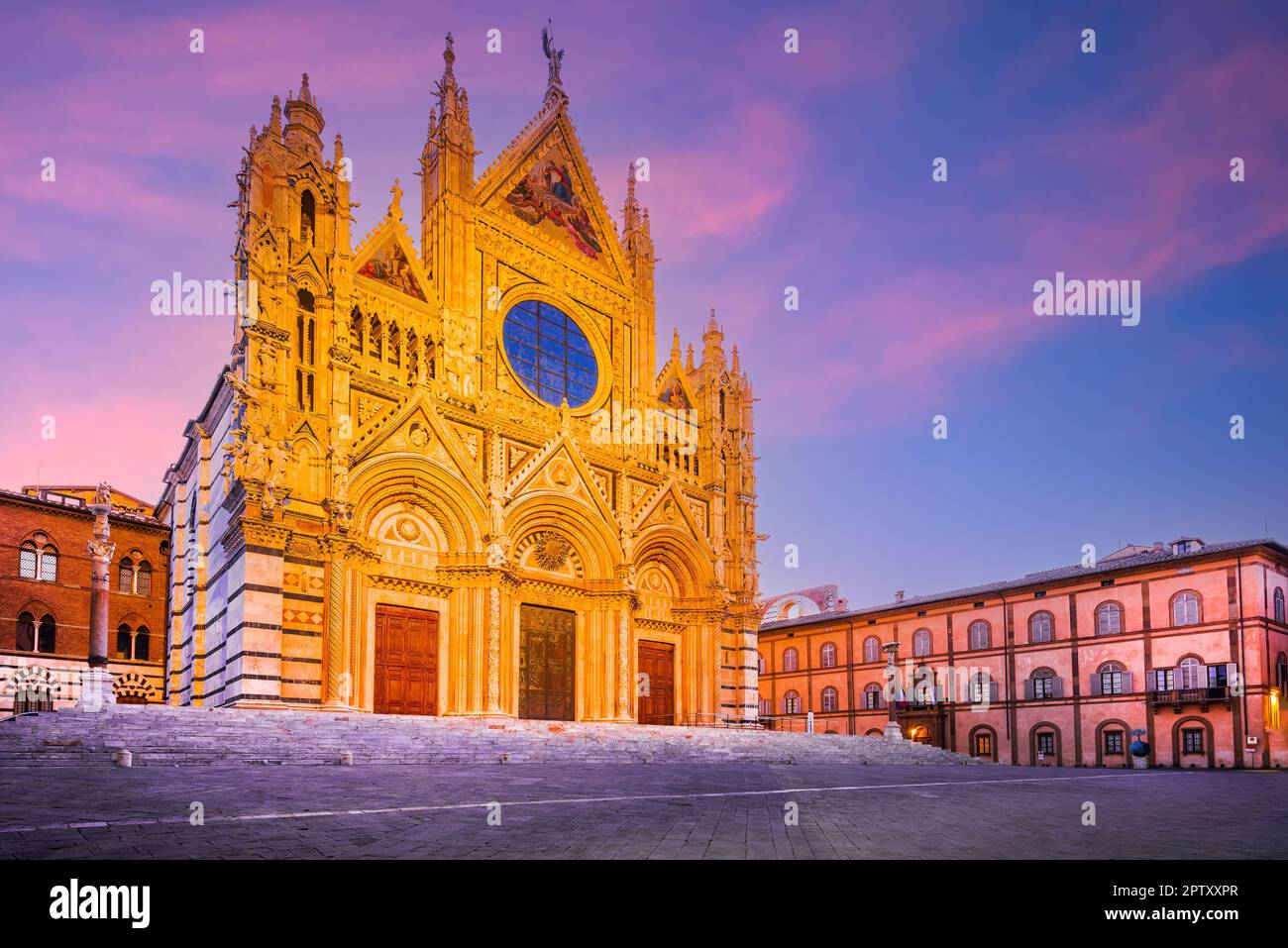 Sienne, Italie. Toscane pittoresque avec une façade étonnante et campanile du Duomo di Siena, illuminé le matin Banque D'Images