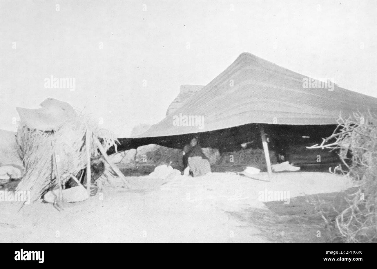La vie au Maroc, Afrique, c1905. Une tente arabe au Maroc. Montrant une tente basse frontée avec un pic élevé, formant une forme pyramidale. D'après la photo du Dr Rudduck, il semblerait que le Dr John Burton Rudduck ait voyagé au Maroc à vélo et entrepris des travaux volontaires à Marrakech. Banque D'Images