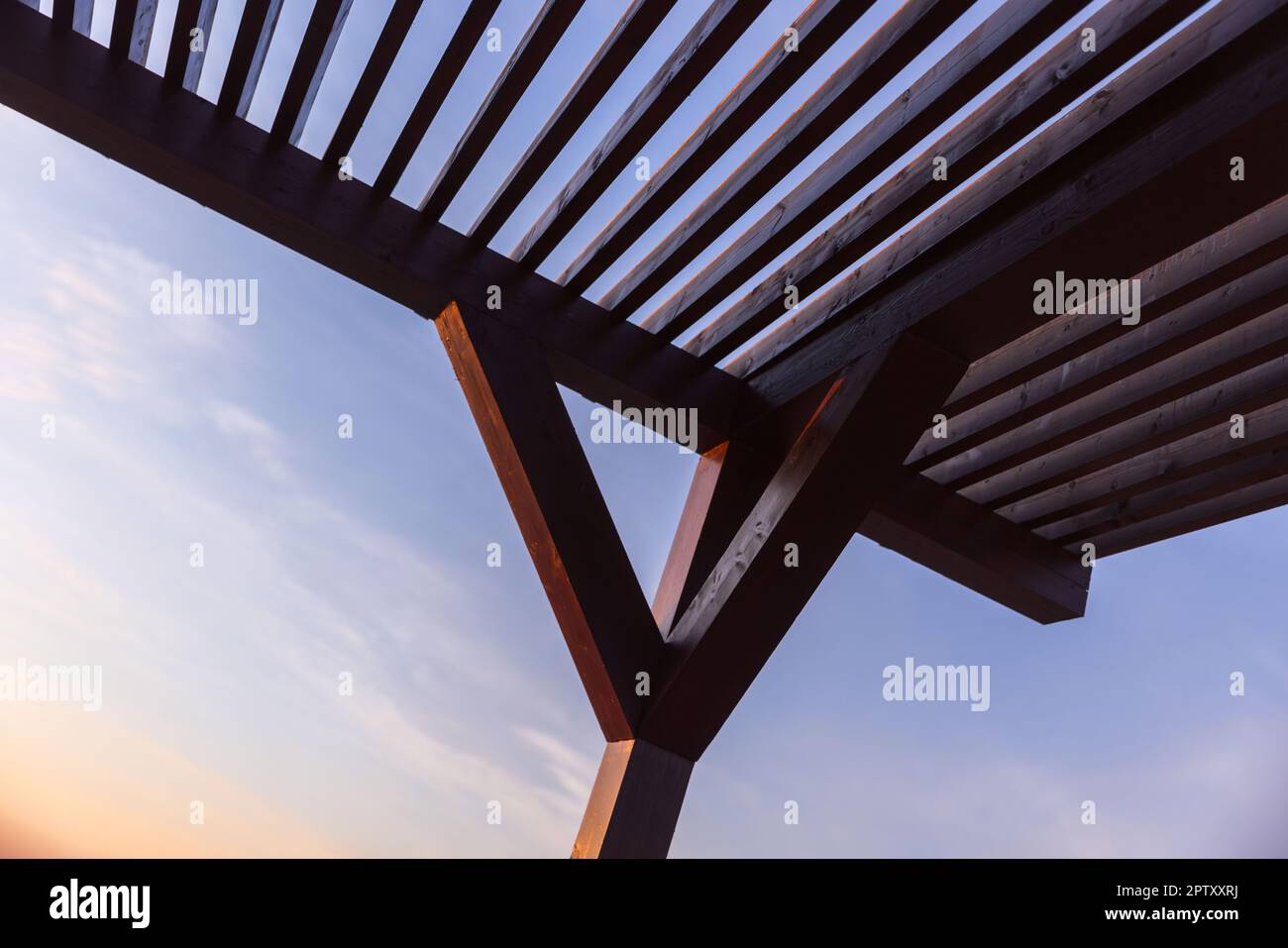 Le toit pare-soleil en bois est sous le ciel bleu le soir Banque D'Images