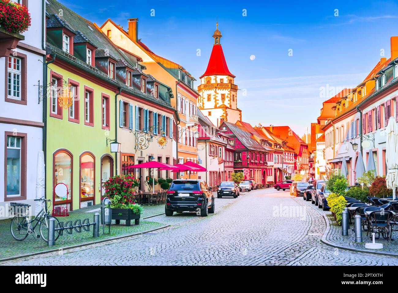 Gengenbach, Allemagne. Pittoresque lever du soleil ville charmante dans la région de la Forêt-Noire, connue pour ses rues historiques et pavées à pans de bois. Nigge Banque D'Images