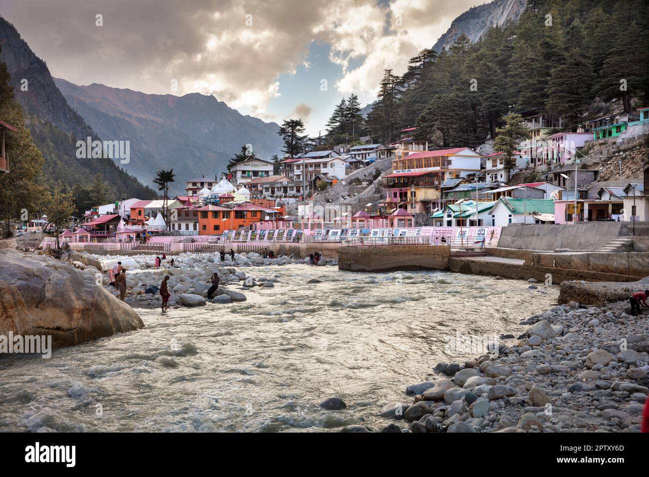 Inde, Uttarakhand, Gangotri. Himalaya. Lieu de pèlerinage. Rivière Bhagirathi, source de Ganga, rivière Ganges. Banque D'Images