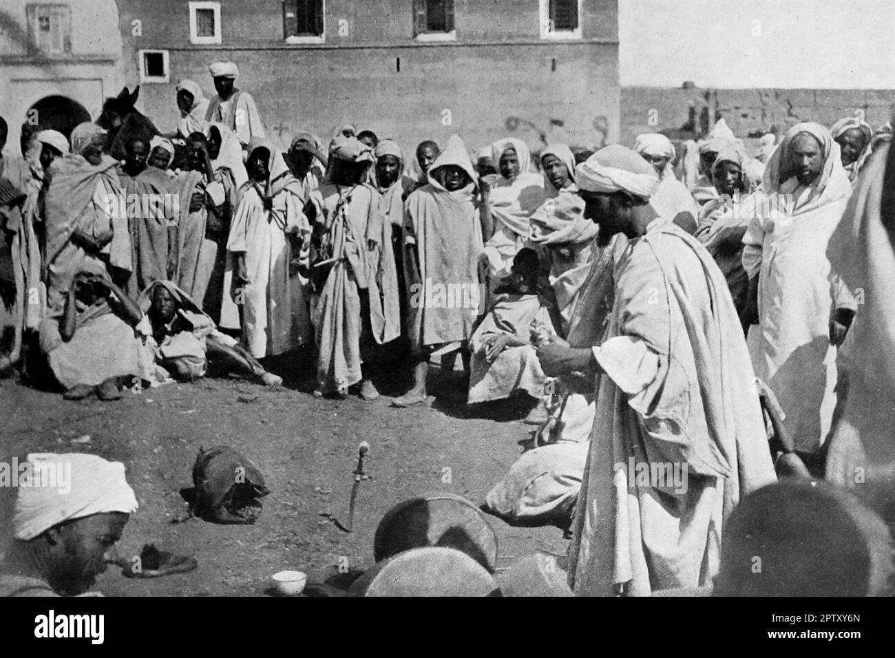 La vie au Maroc, Afrique, c1905. Groupe autour des artistes interprètes à Marrakech. Des artistes de rue entourés de spectateurs. De la photo de A. Lennox. Banque D'Images