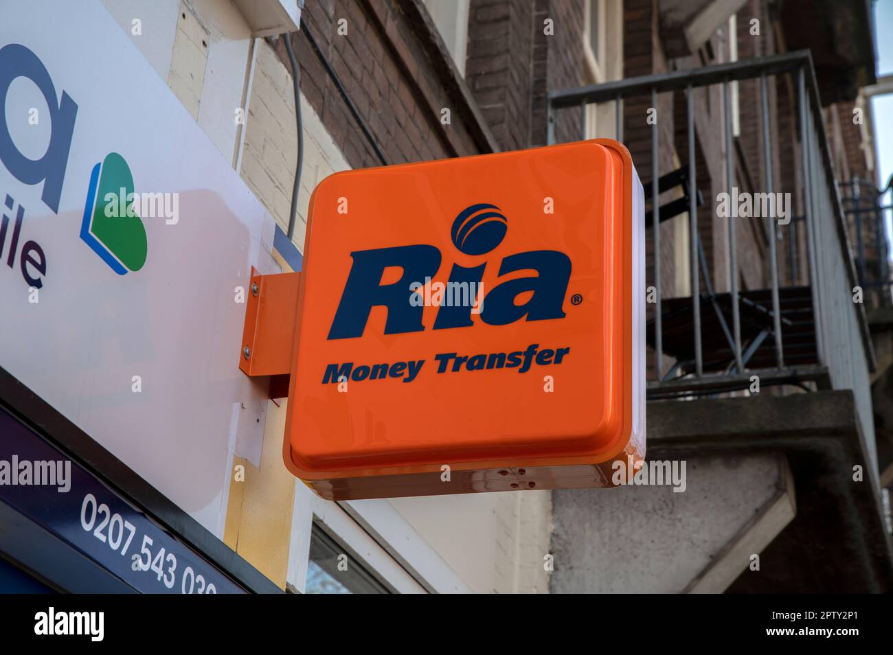 Panneaux d'affichage Ria transfert d'argent à Amsterdam pays-Bas 24-7-2023 Banque D'Images
