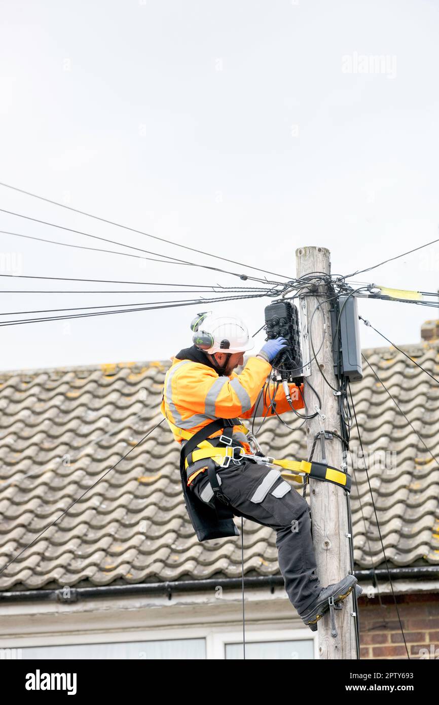 Installation d'une large bande fibre domestique complète à une maison FTTH avec deux ingénieurs Banque D'Images