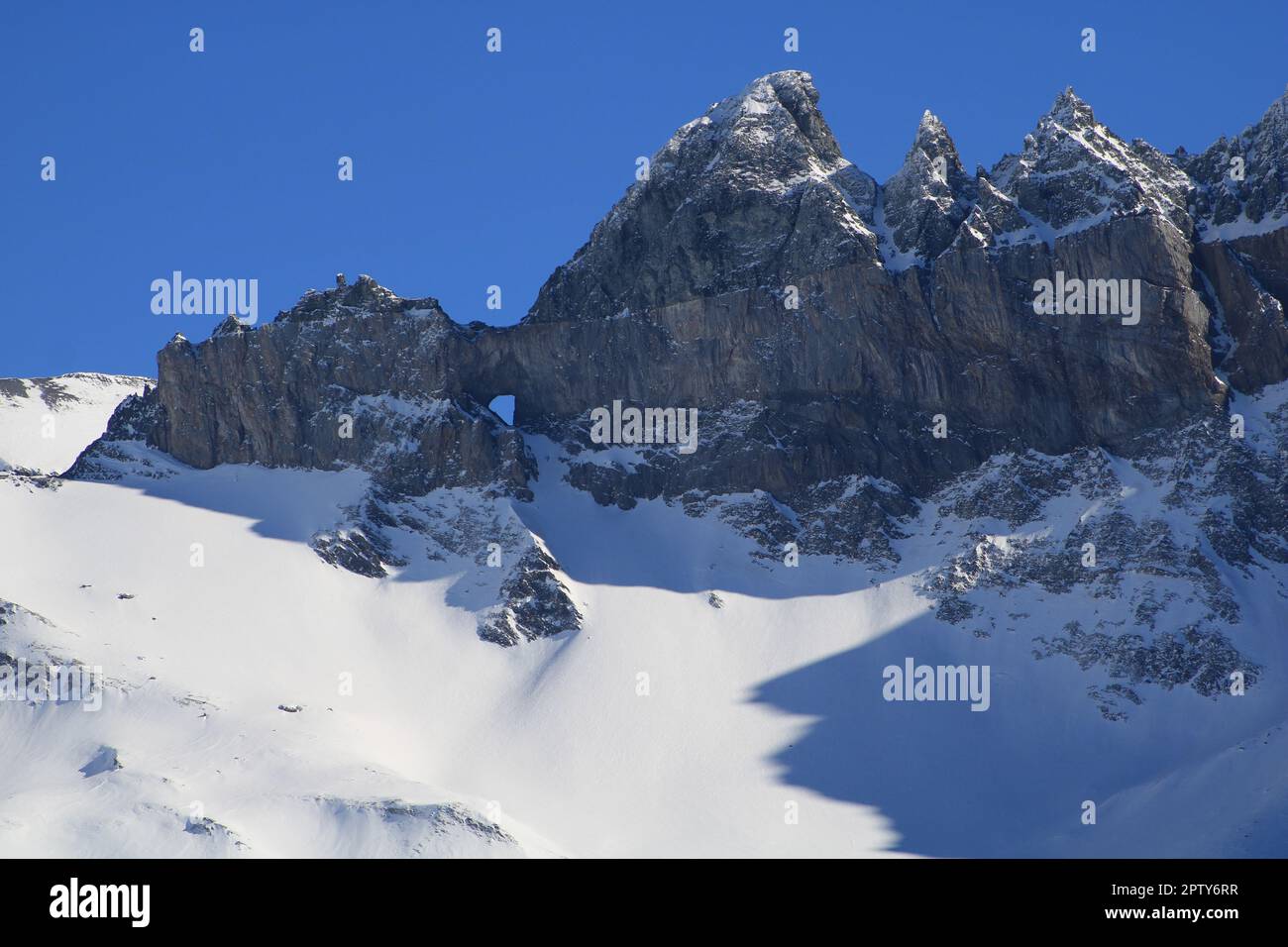 Martinsloch, trou dans une chaîne de montagnes des Alpes suisses. Banque D'Images