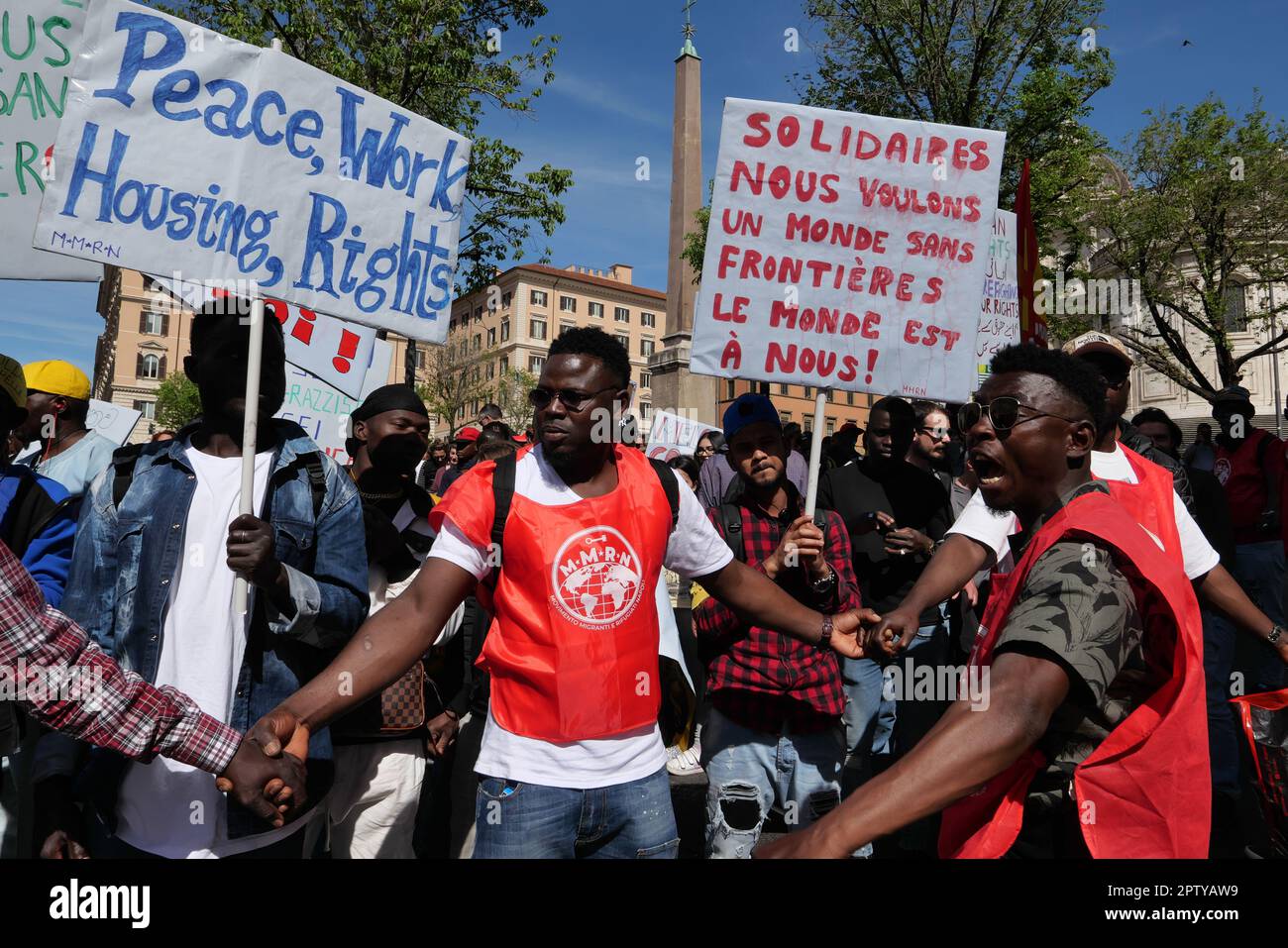 MANIFESTATION CONTRE LE DÉCRET CUTRO. C'EST UNE MESURE DU GOUVERNEMENT CONTRE L'IMMIGRATION Banque D'Images