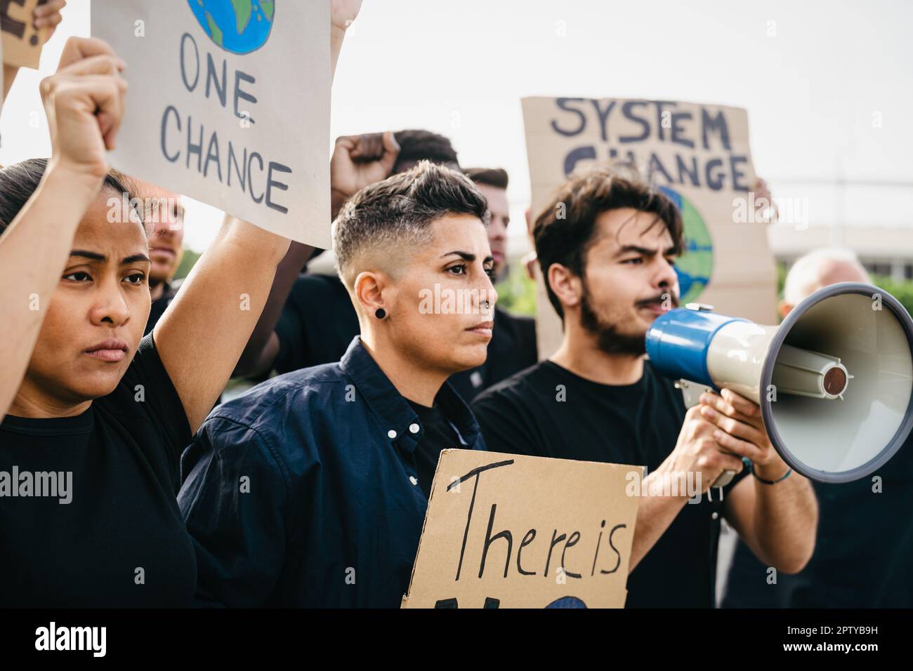 Manifestation de militants multiraciaux protestant contre le changement climatique - concept de réchauffement de la planète Banque D'Images