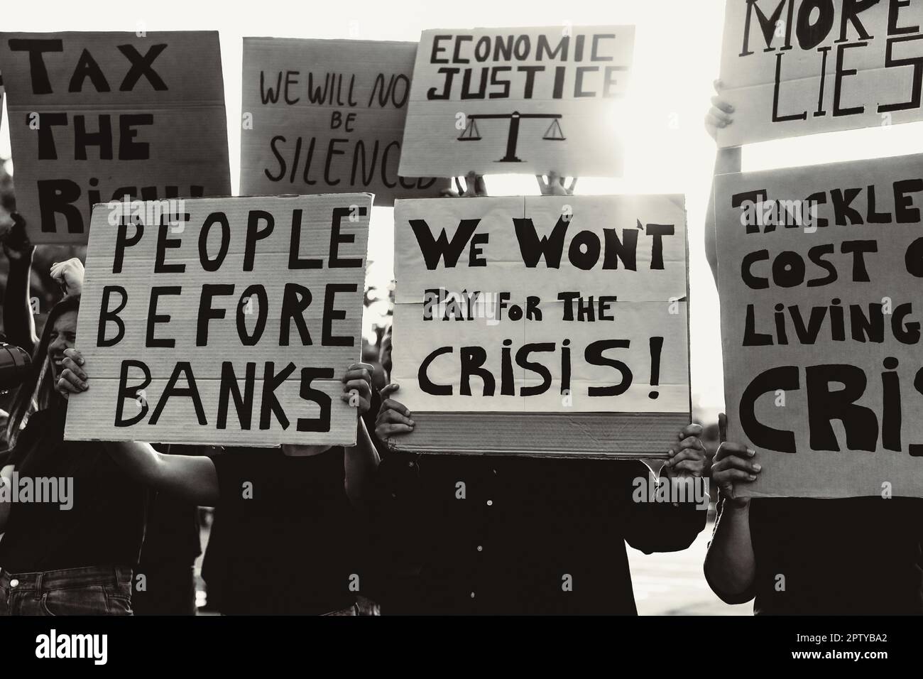 Les personnes protestant contre la crise financière et l'inflation mondiale - concept d'activisme de justice économique - montage noir et blanc Banque D'Images