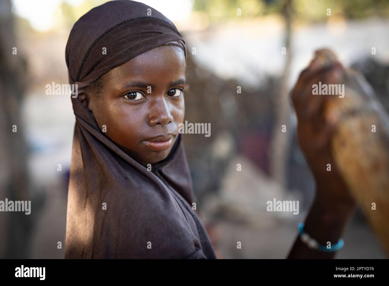 Fille PDI dans la région de Ségou, Mali, Afrique de l'Ouest. 2022 Mali sécheresse et crise de la faim. Banque D'Images